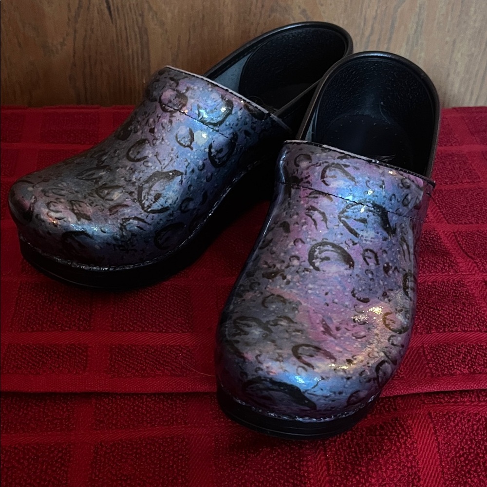 Dansko metalic patterened shoe size US 7